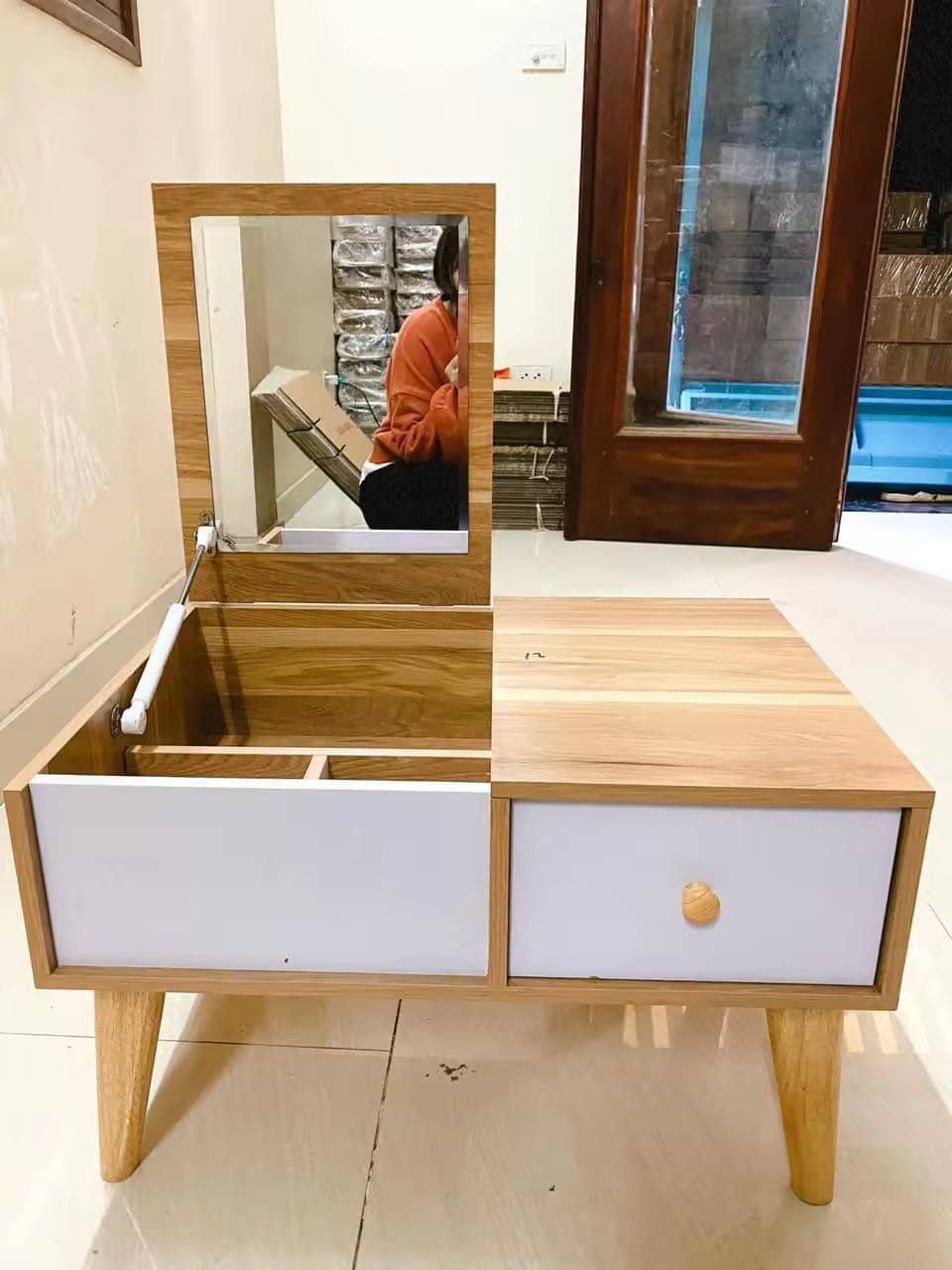 តុសំអាងតូចមានកញ្ចក់ Small comestic table with mirror